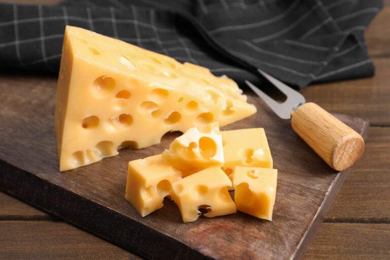 Por que o queijo suíço tem furos?
