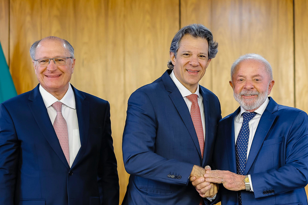 Haddad Alckmin Lula na Cerimônia de assinatura da Medida Provisória “Brasil Soberano”