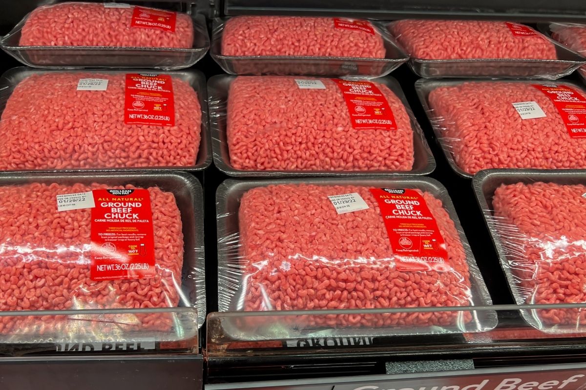Carne moída, base dos hambúrgueres nos EUA, atinge recorde de US$ 6,25 por libra. | Foto: Adobe Stock
