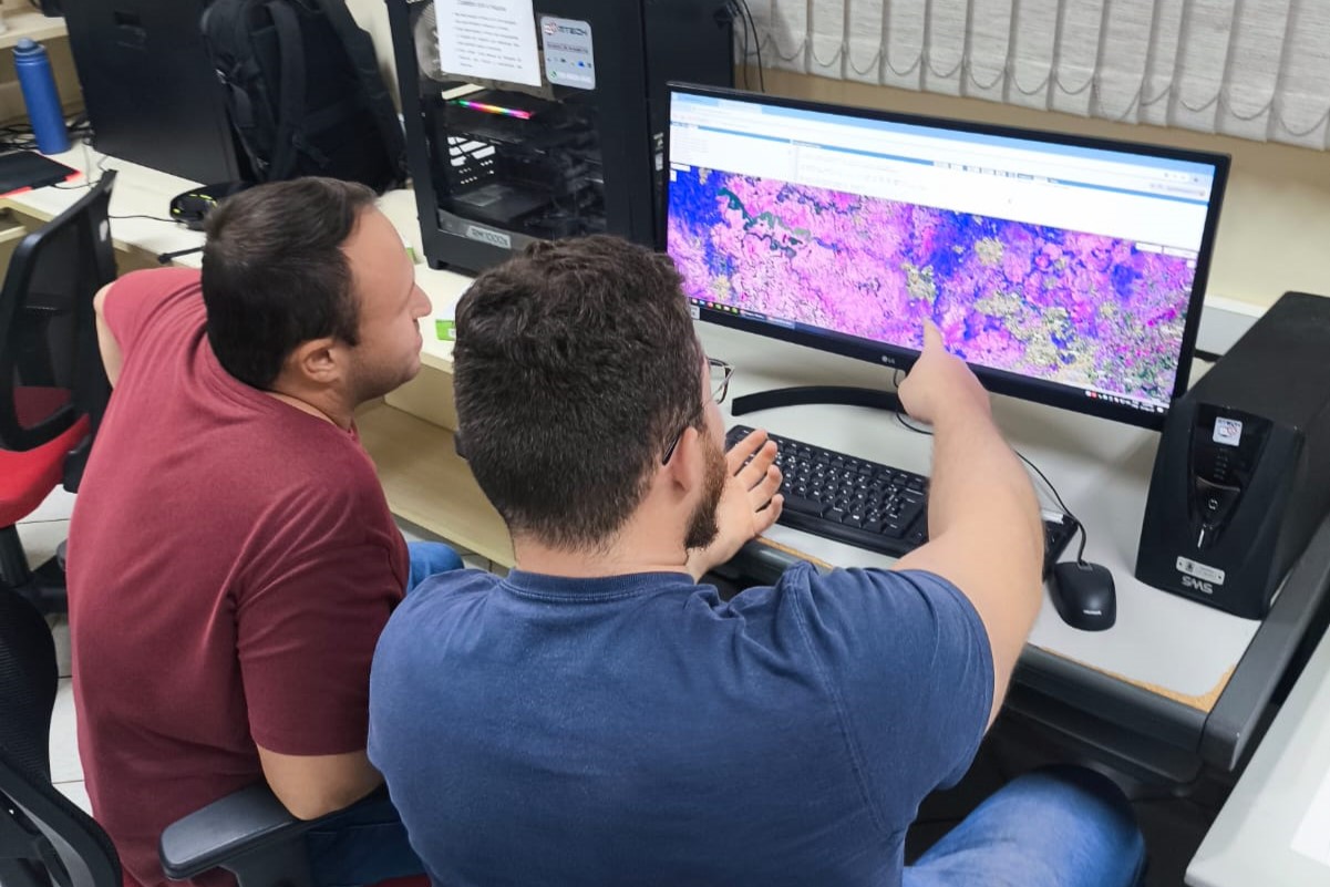 Membros do GeoCIS trabalham no estudo, que teve a participação de pesquisadores de várias partes do mundo. Foto: GeoCIS/Divulgação