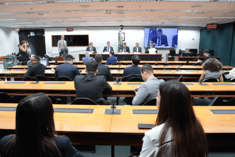 Projeto de uso de imóveis rurais para quitar dívidas públicas avança na Câmara