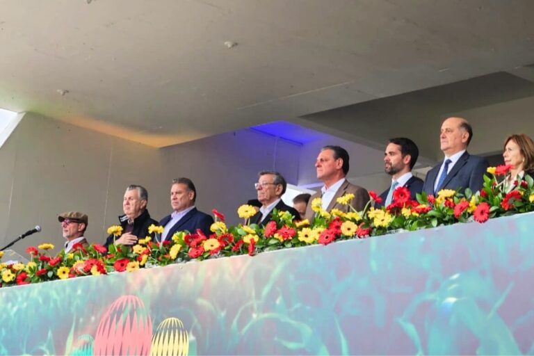 Governo federal é recebido com coroas fúnebres e vaias na Expointer