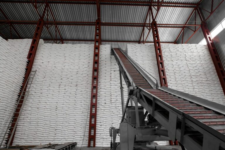 Consultoria prevê superávit global de açúcar de 2,8 milhões de toneladas em 2025/2026