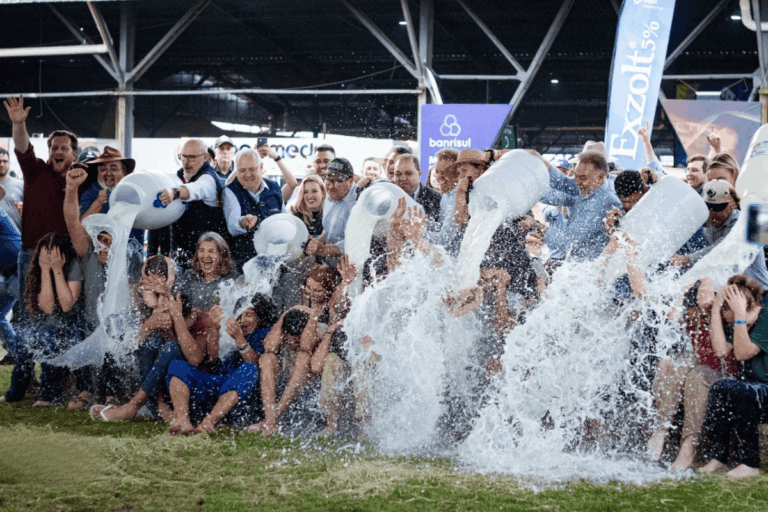 Emoção e recorde no tradicional banho de leite da Expointer; veja vídeo