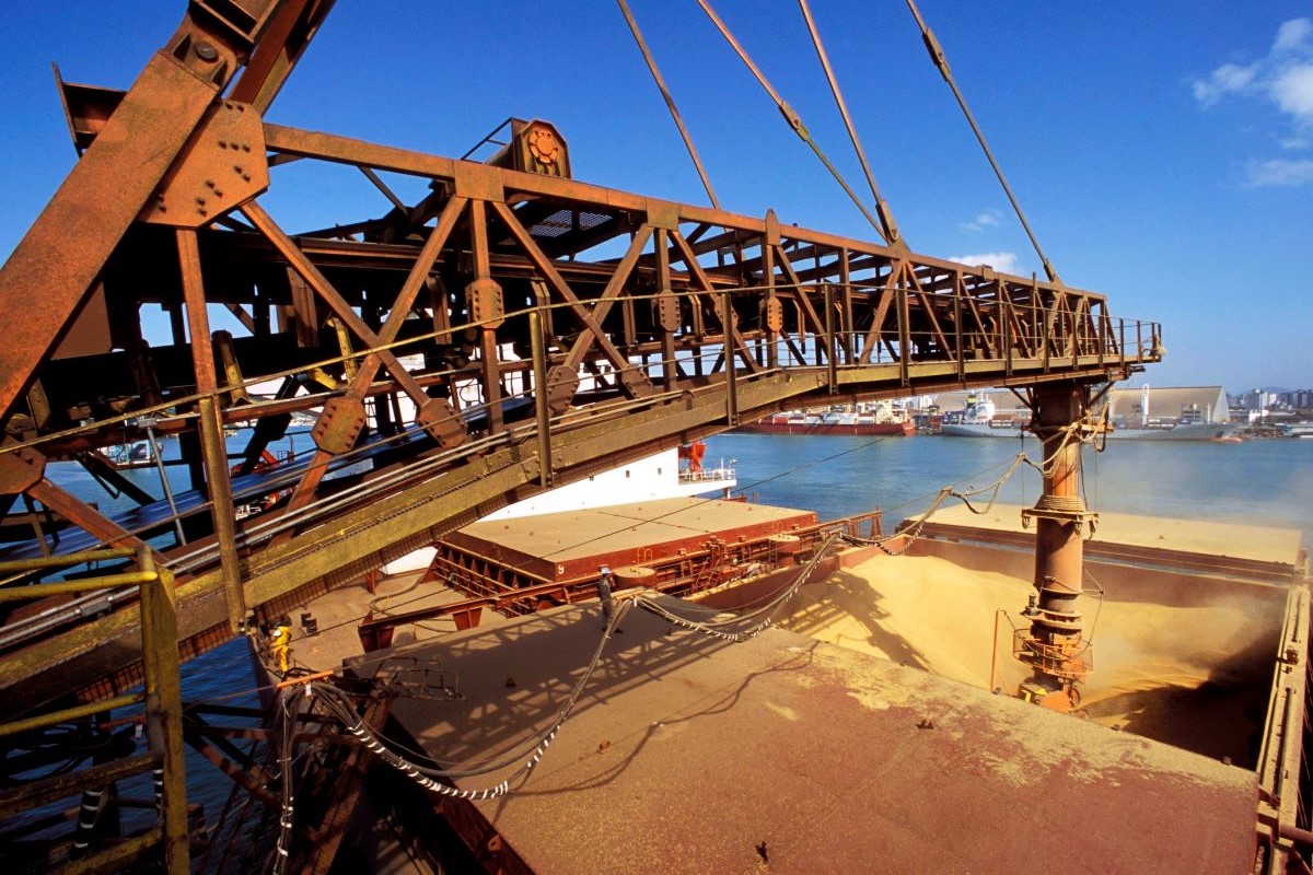 Embarque de soja no Porto de Santos, principal via de exportação brasileira. Foto: Adobe Stock