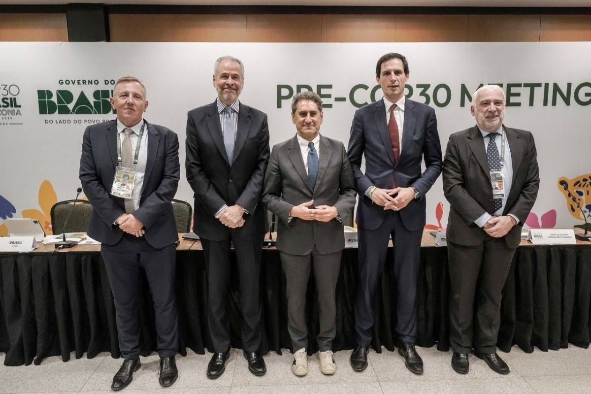O presidente da COP30, embaixador André Corrêa do Lago, participou do lançamento do relatório sobre renováveis, ao lado do diretor do Irena, Francesco La Camara, e do presidente da Aliança Global de Renováveis, Ben Backwell. Foto: Rafa Neddermeyer/COP30