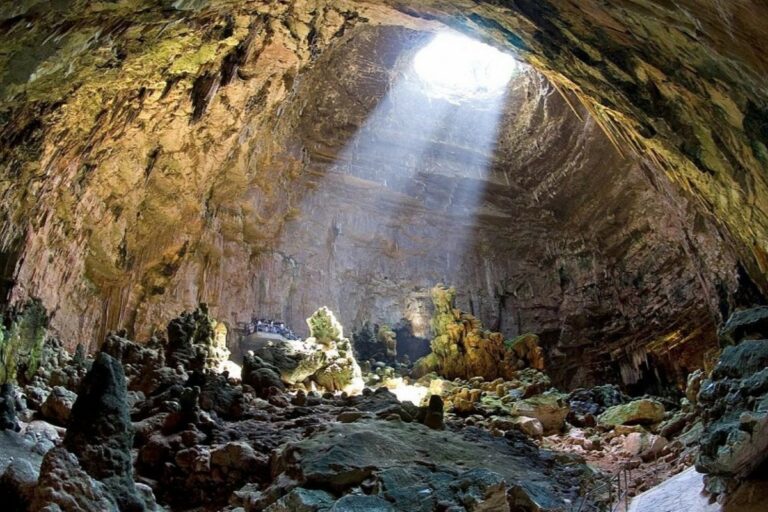Brasileiros testam ‘astroplantas’ em caverna italiana que simula ambiente extraterrestre