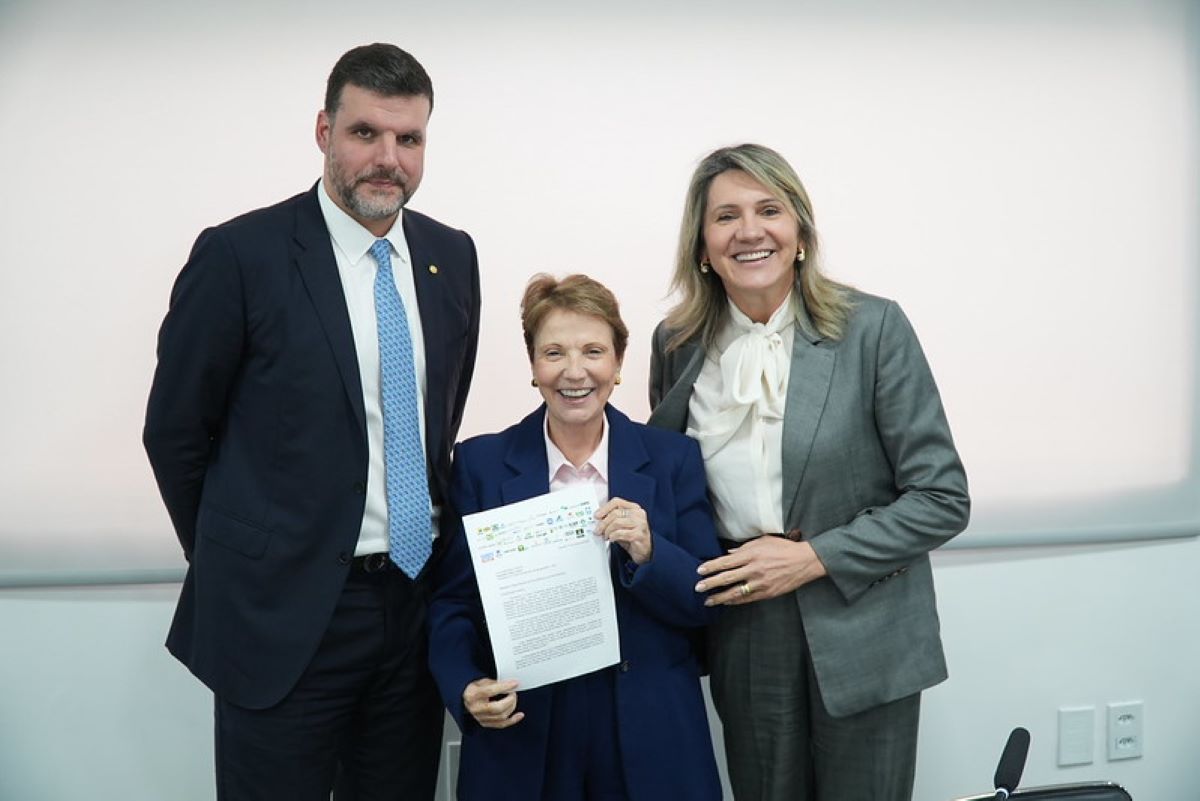 Deputado Lupion e senadora Tereza Cristina receberam o documento de Tânia Zanella. Foto: FPA/Divulgação