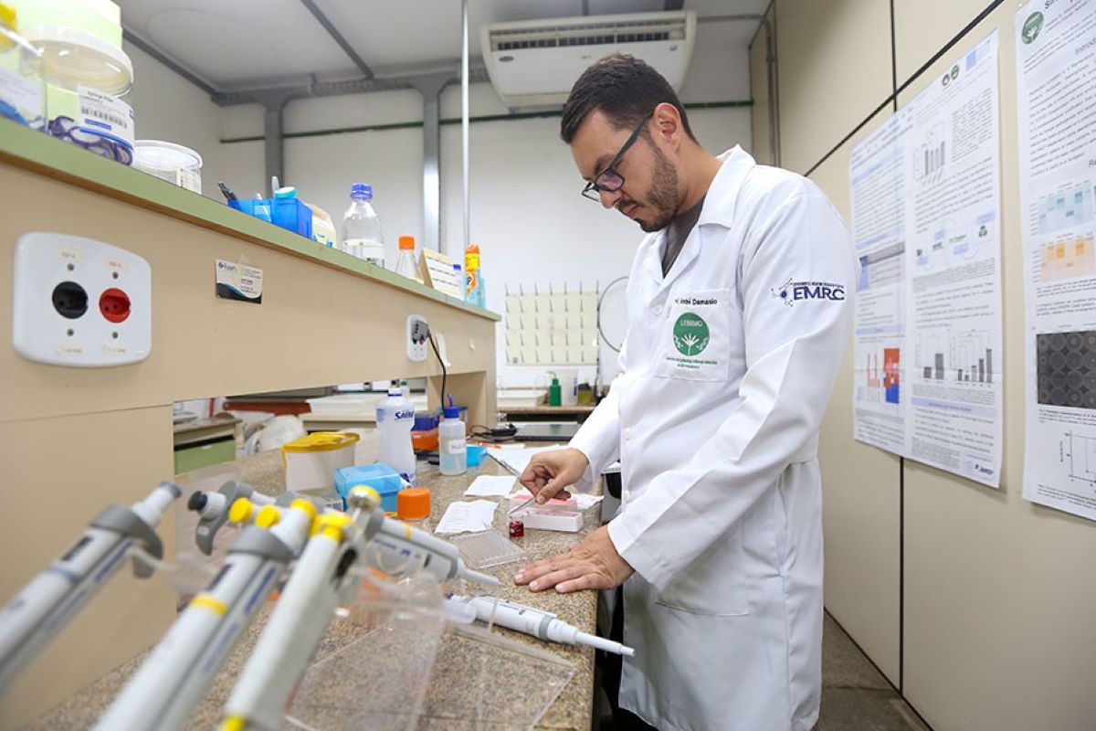 André Damasio, professor da Unicamp, trabalha em pesquisa com fungos. Foto: Wilson Smanhoto/Divulgação