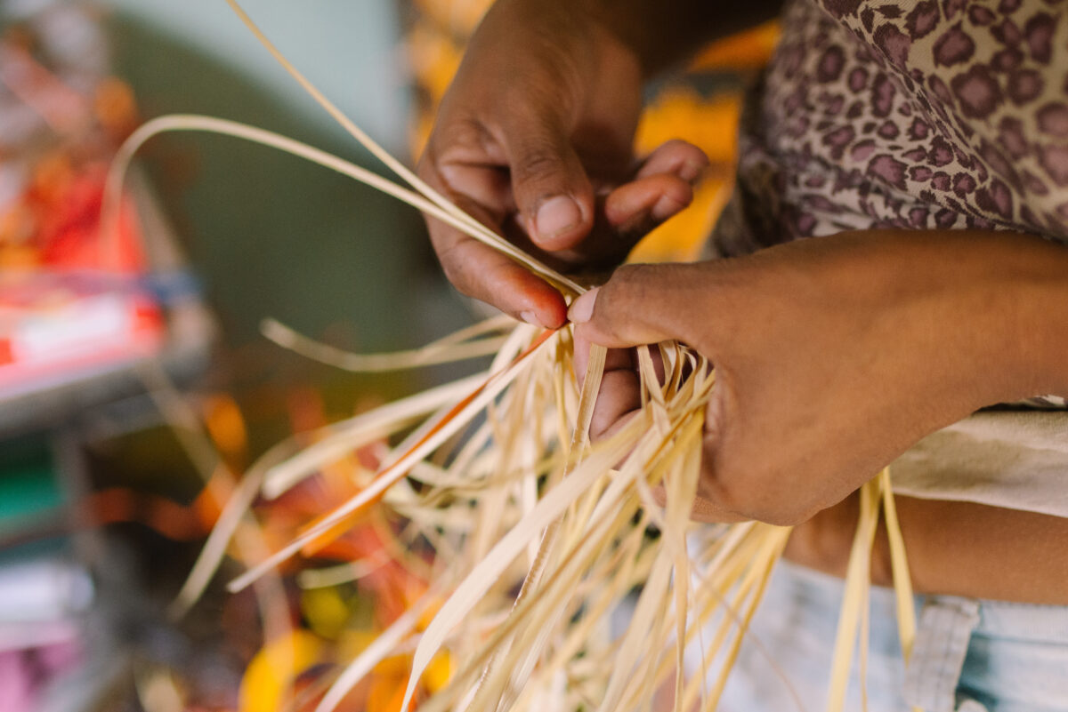 Artesanato com palha de tucumã feito por ribeirinhos em Alter do Chão