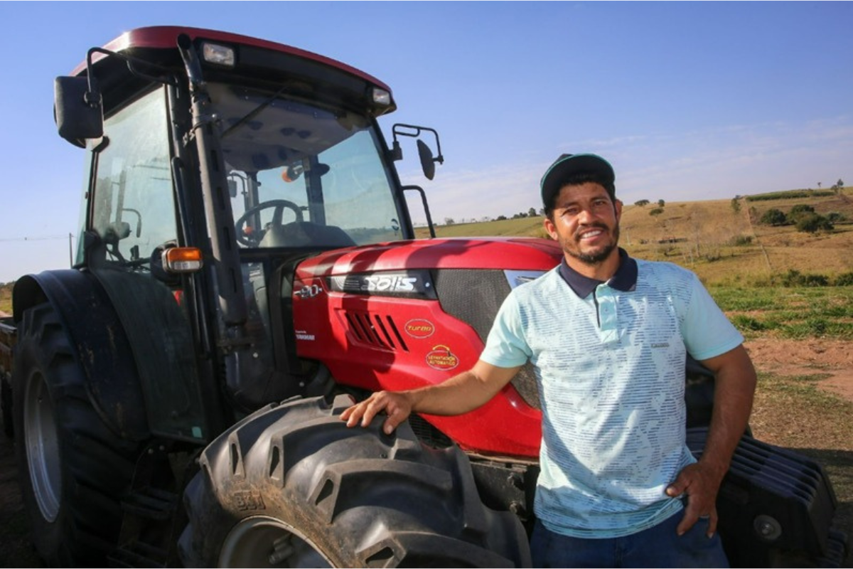 Marcos de Oliveira, de Gália (SP), comprou trator e rotina da horta de tomates mudou. Foto: SSA/Divulgação