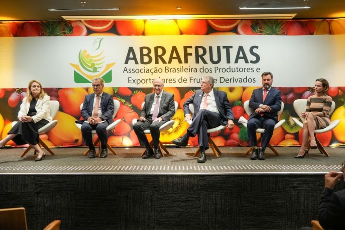 Cerimônia de lançamento reuniu autoridades, como vice-presidente Geraldo Alckmin. | Foto: Divulgação/ Abrafrutas