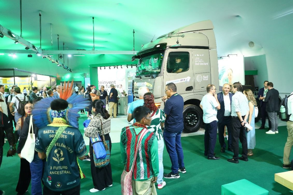 Caminhão abastecido com o biocombustível está exposto na Zona Verde. Foto: Be8/Divulgação