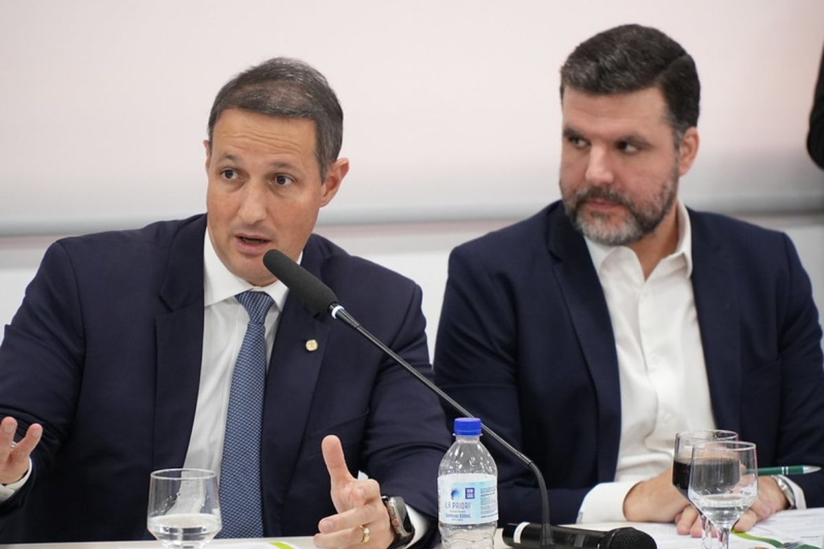 O presidente da FPA, Pedro Lupion, convidou o deputado Guilherme Derrite para contribuir com os projetos anti-invasão. Foto: Divulgação/FPA