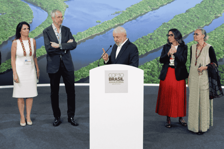 Fim do uso de combustíveis fósseis ganha força na COP 30