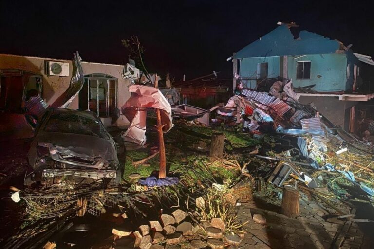 Tornado devasta Rio Bonito do Iguaçu e deixa ao menos cinco mortos no Paraná