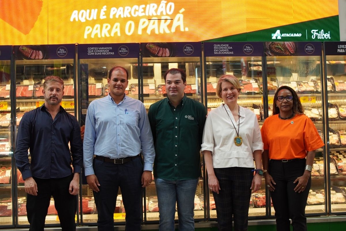 Marco Oliveira, CEO do Atacadão; Bruno Brainer, diretor de operações Friboi Norte; Carlos Mafra Júnior, CFO da AgroCumaru; Nelcina Tropardi, Vice-Presidente de Assuntos Corporativos, ESG e Jurídico do Grupo Carrefour Brasil; e Wandreia Baitz, Gerente de Pecuária para a Amazônia da The Nature Conservancy (TNC). Grupo Carrefour/Divulgação