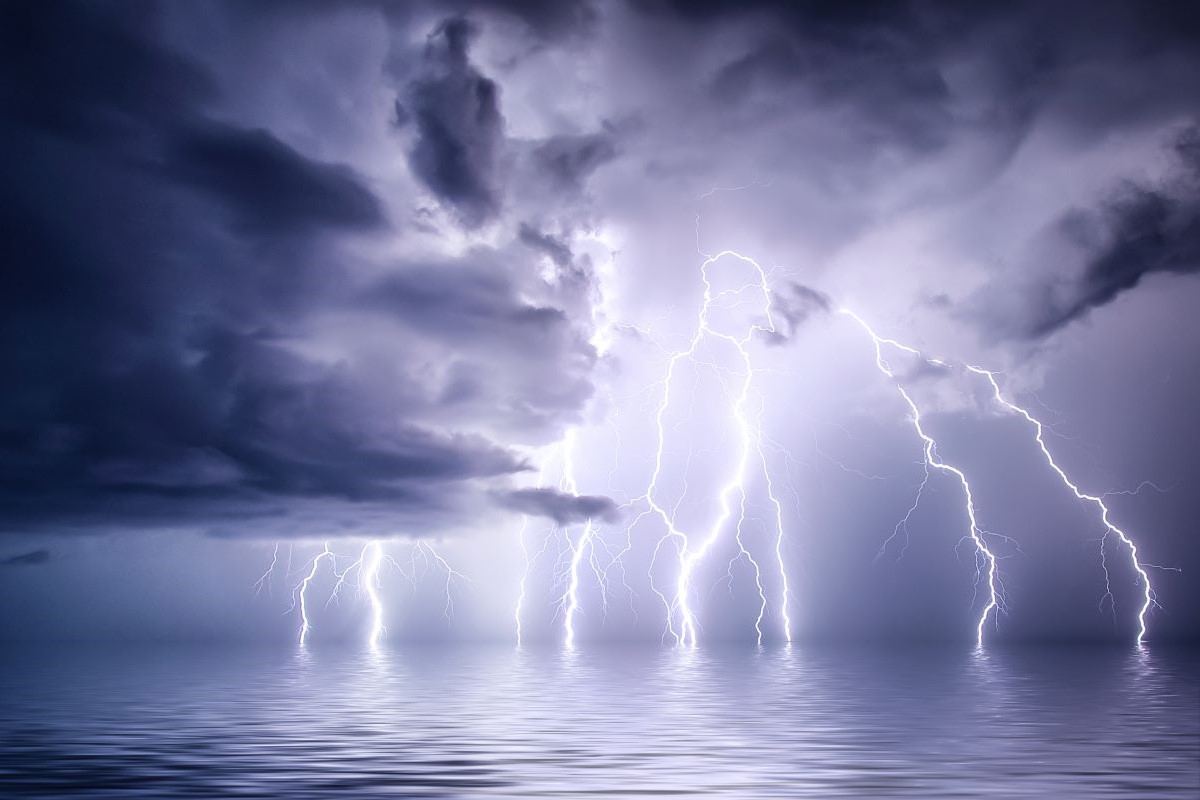 Nuvens carregadas já provocam descargas elétricas e rajadas de vento. Foto: Adobe Stock