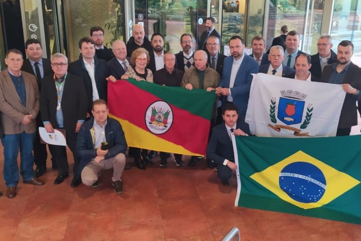 Parte da comitiva que foi a Genebra, na Suíça, na tentativa de evitar medidas danosas à cadeia do tabaco. Foto: Sinditabaco/Divulgação