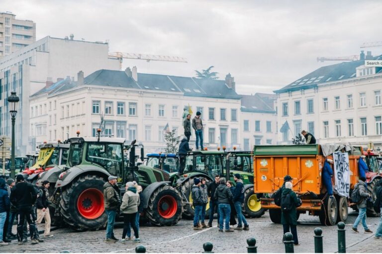 Agricultores bloqueiam ruas em Bruxelas em protesto contra acordo UE-Mercosul