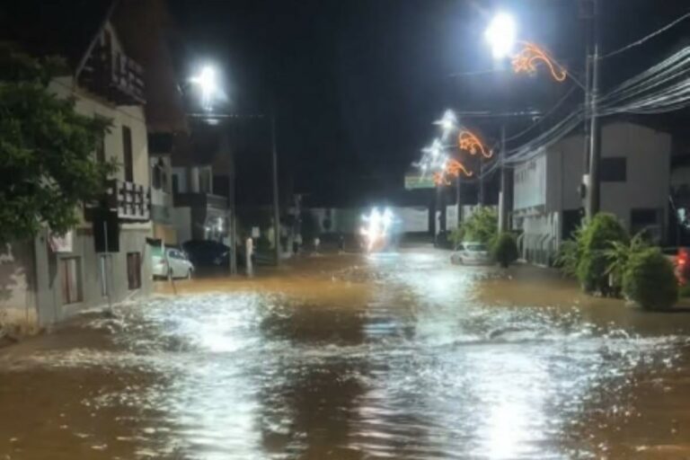 Chuvas provocam estragos em SC, mantêm alerta e exigem atenção na virada do ano