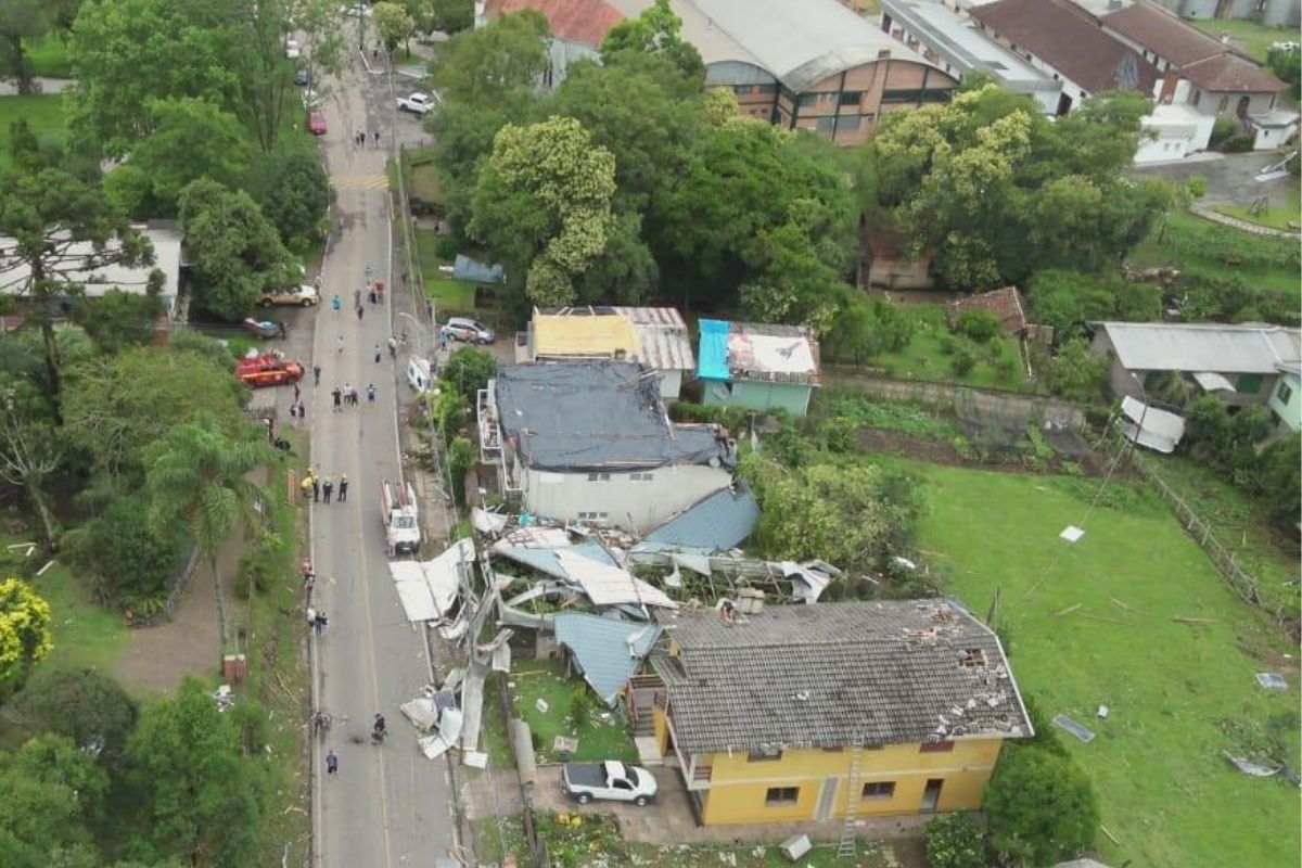 Quinze residências e uma escola foram destelhadas com vetos de 100km/h. | Foto: Defesa Civil/RS
