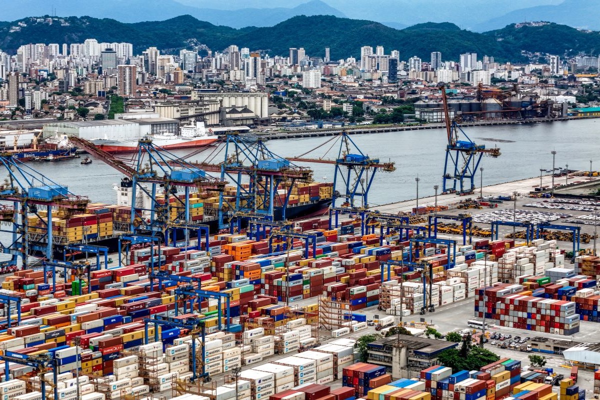 Juntas, as entidades movimentam dezenas de bilhões de dólares pelo Porto de Santos. Foto: Adobe Stock