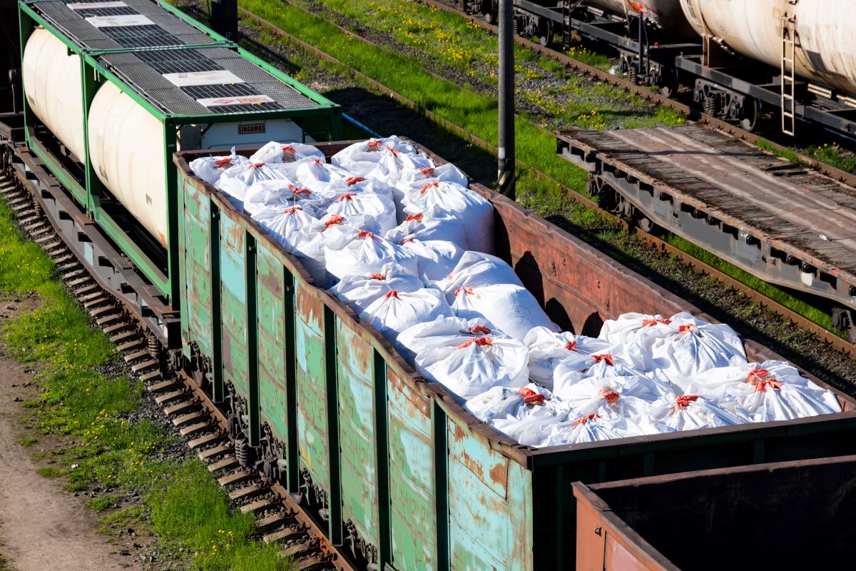 De 2021 a 2024, apenas 14% do transporte de fertilizantes no Brasil foi feito por ferrovias. Foto: Adobe Stock