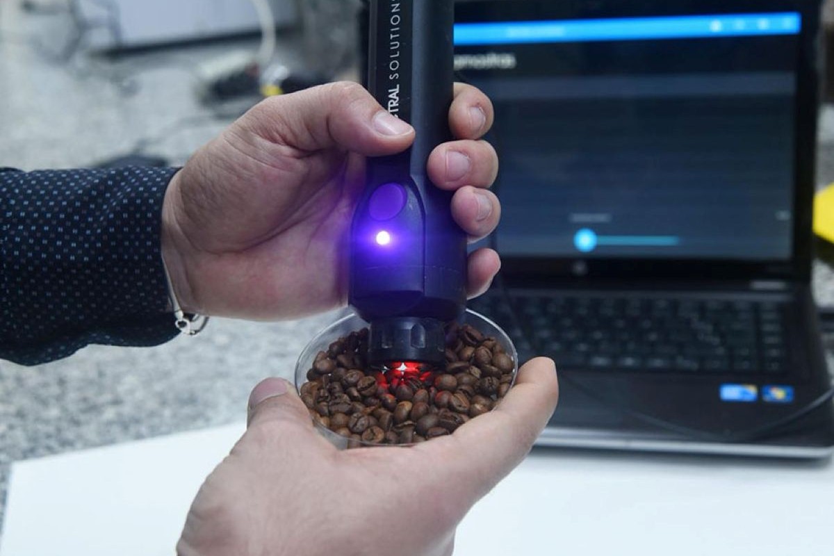 Técnica do NIR reconhece padrões químicos específicos de cada lote de café. Foto: Antonio Scarpinetti/Arquivo pessoal