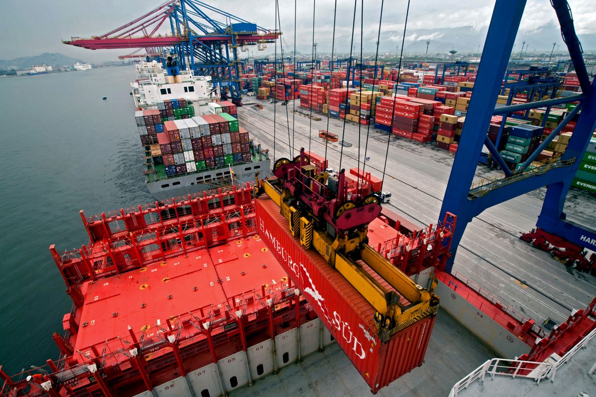 Leilão deve aumentar em 50% capacidade de movimentação de cargas no Porto de Santos. Foto: Adobe Stock