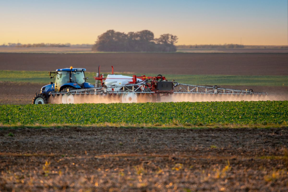Brasil comprou, em 2025, mais de 1,76 milhão de toneladas de defensivos do exterior. Foto: Adobe Stock