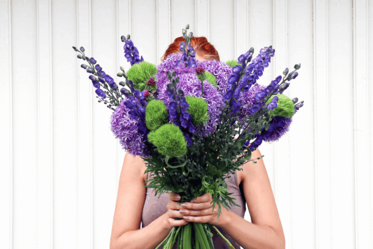 Você sabia que o alho floresce assim? Veja