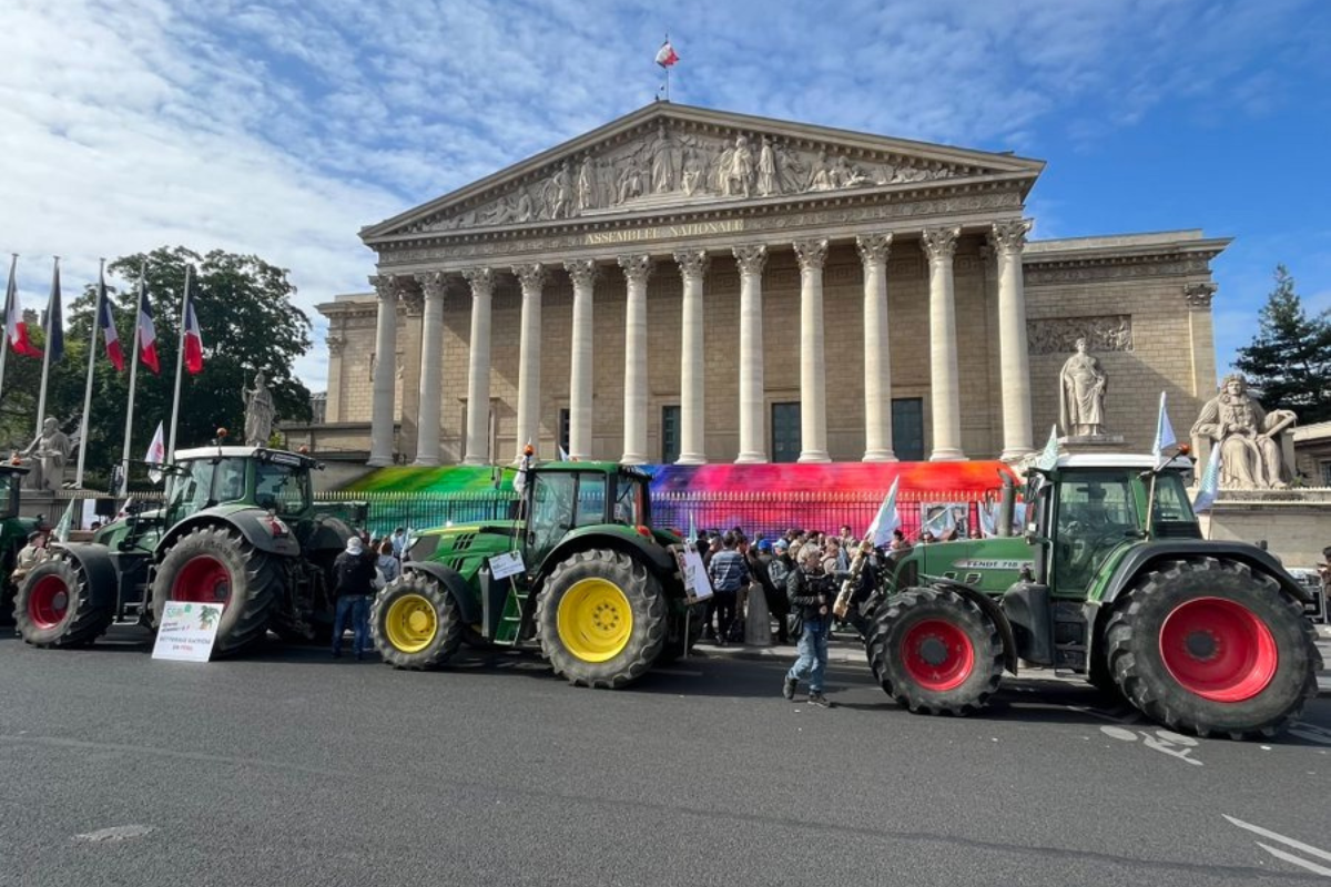 Produtores franceses levaram cerca de 350 tratores às avenidas de Paris nesta terça-feira, 13. | Foto: FNSEA/Divulgação