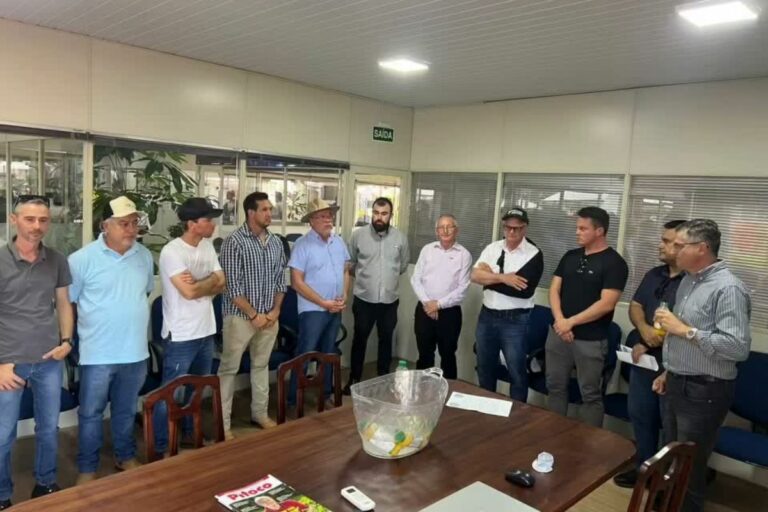 Em meio à crise no setor de leite, produtores do Paraná lançam nova associação