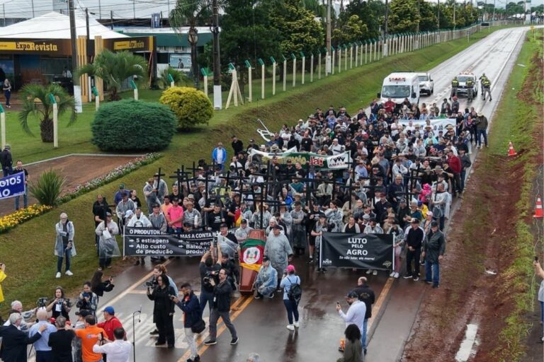 Protesto marca abertura da Expodireto Cotrijal no RS