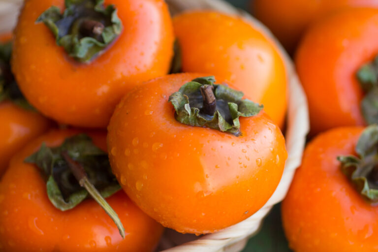 Conheça os tipos de caqui e como incluir a fruta na dieta